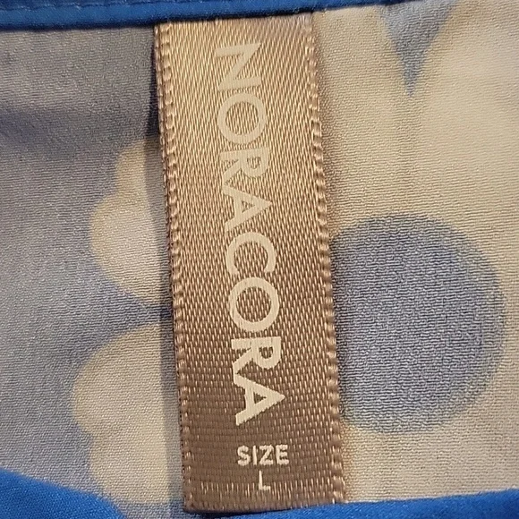 Noracora Large blue with white floral collarless blouse - Picture 3 of 4